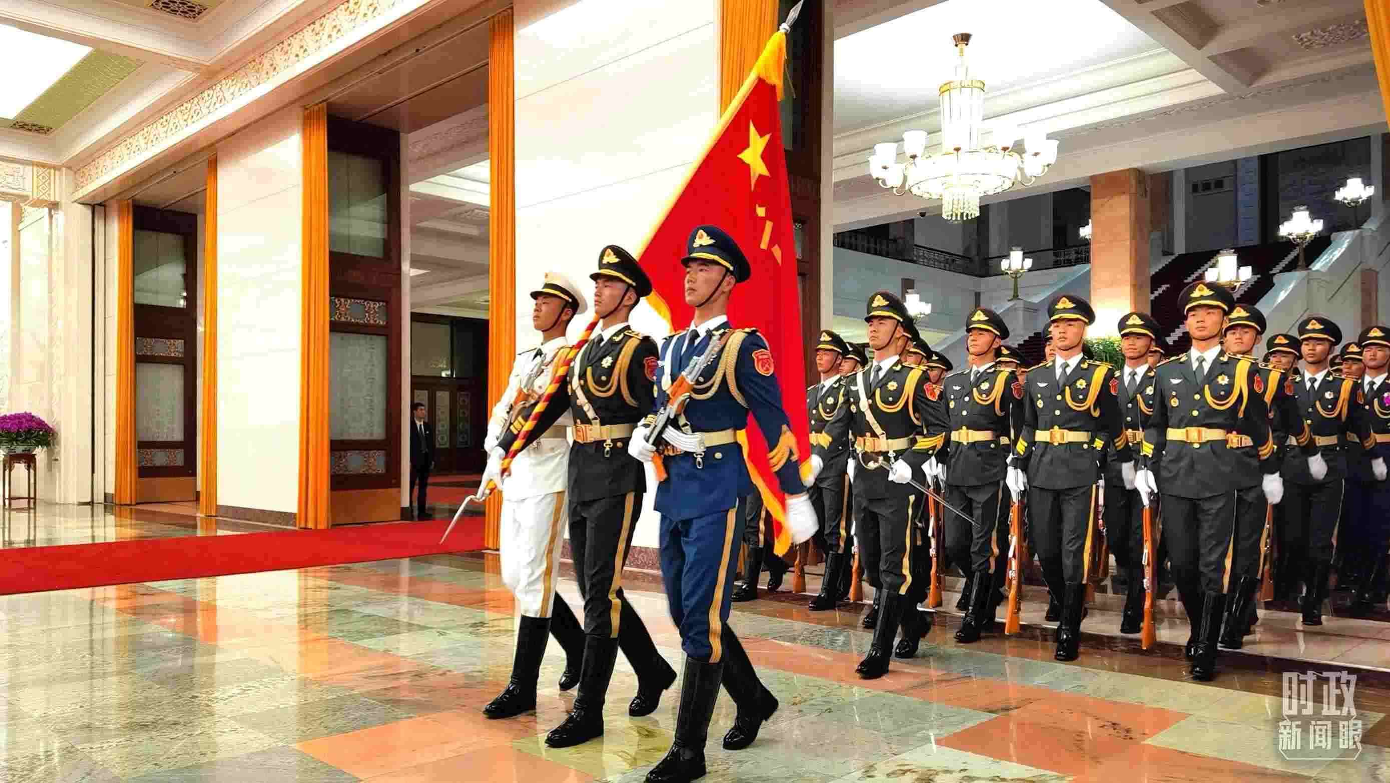 △9月2日，習(xí)主席在人民大會(huì)堂北大廳為拉馬福薩總統(tǒng)舉行歡迎儀式。（總臺(tái)央視記者郭鴻拍攝）