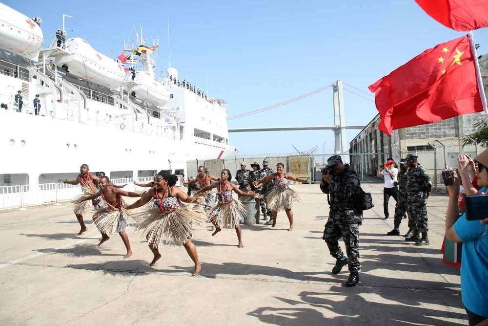 2024年8月16日，在莫桑比克馬普托港，當(dāng)?shù)匮輪T表演舞蹈，歡送中國(guó)海軍“和平方舟”號(hào)醫(yī)院船。