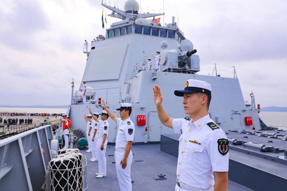 2023年7月8日，中國(guó)海軍第43批護(hù)航編隊(duì)官兵向加蓬利伯維爾奧文多港碼頭的歡迎人群揮手致意。中國(guó)海軍第43批護(hù)航編隊(duì)抵達(dá)加蓬利伯維爾，開始對(duì)加蓬進(jìn)行為期4天的友好訪問。