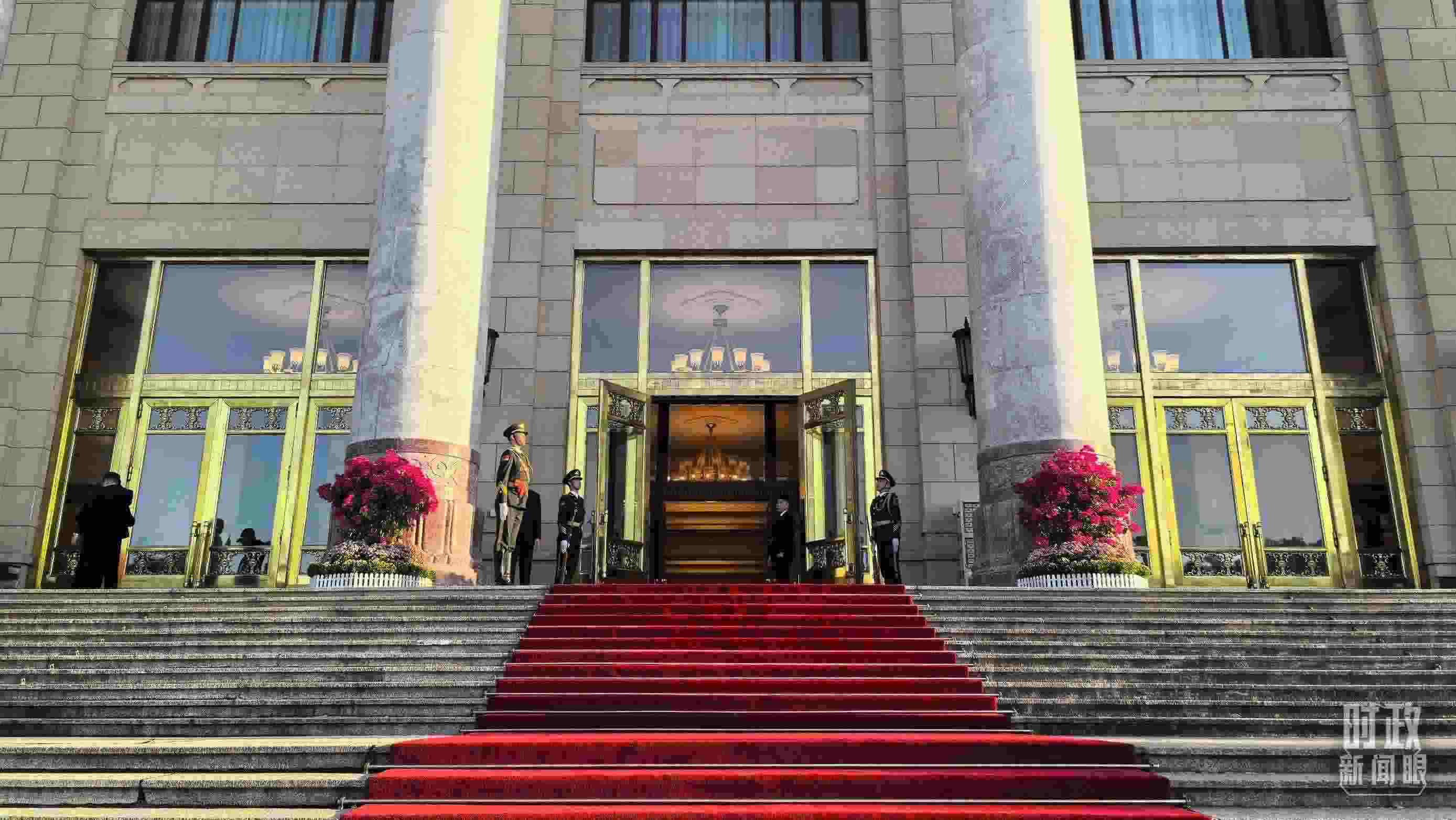 △人民大會(huì)堂外，禮兵列隊(duì)迎接貴賓。（總臺(tái)央視記者陸泓宇拍攝）