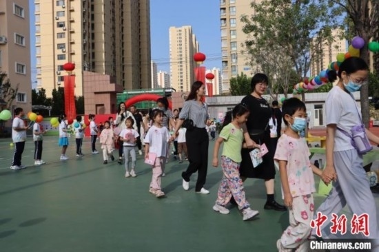 圖為衡水市新苑小學(xué)，小學(xué)一年級(jí)新生佩戴“夢(mèng)想徽章”后，步入校園 。王天祥 攝