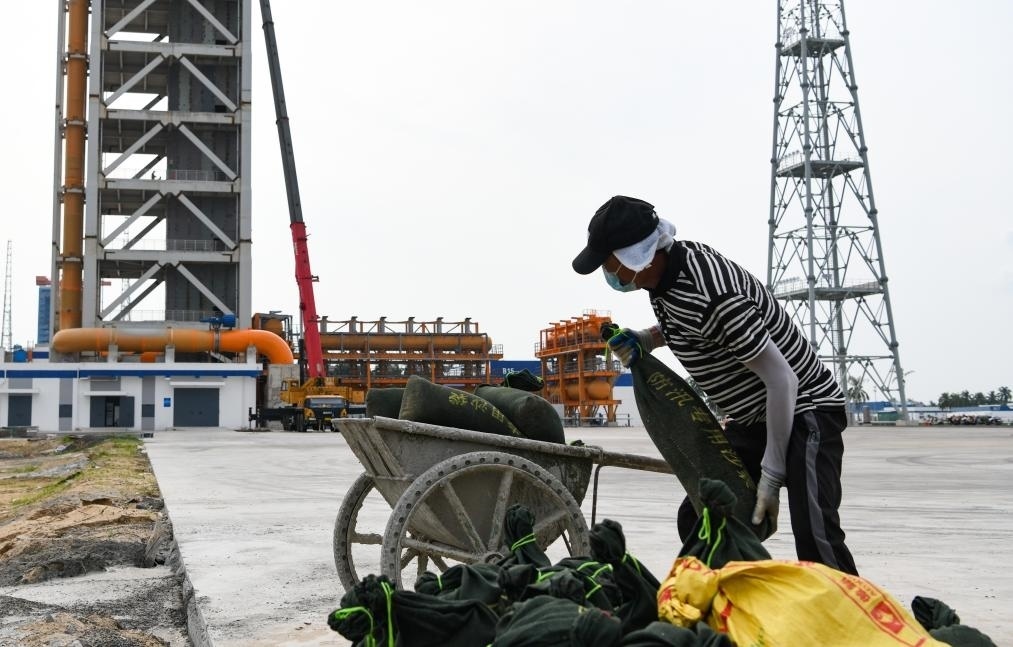 9月4日，在海南商業(yè)航天發(fā)射場二號發(fā)射工位附近，工作人員將防汛專用沙袋裝車準(zhǔn)備運(yùn)送到塔架上。新華社記者 楊冠宇 攝