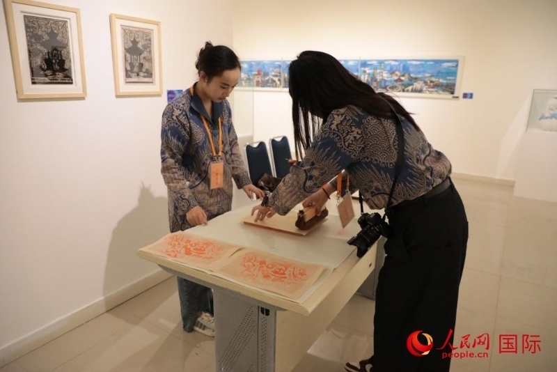 展覽現(xiàn)場(chǎng)的拓印技藝體驗(yàn)工坊。人民網(wǎng)記者曹師韻攝