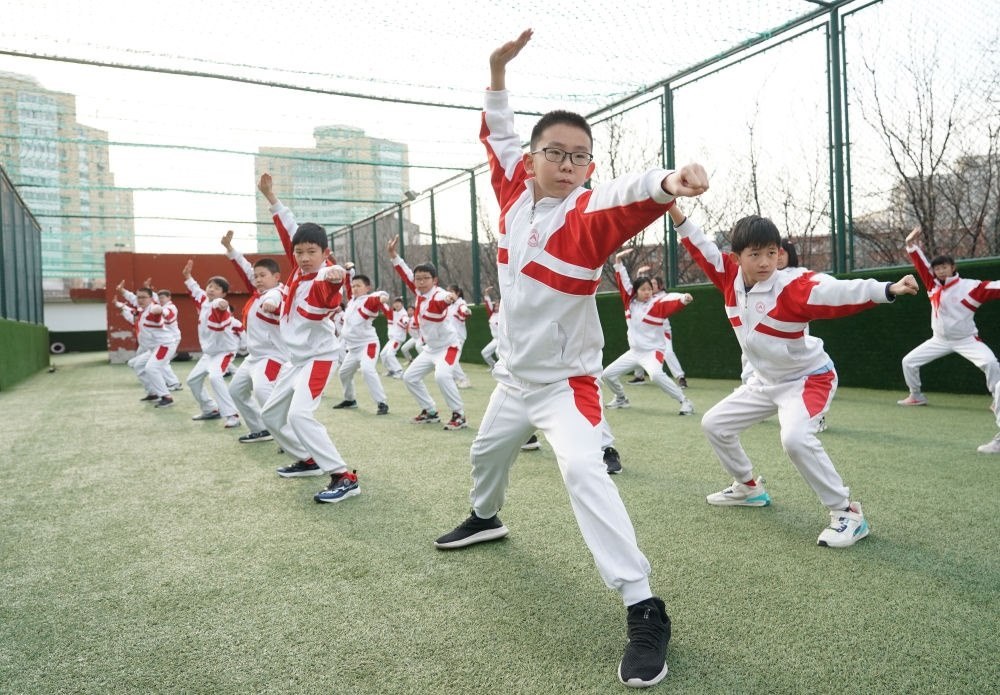 2024年2月21日，在人大附中實(shí)驗(yàn)小學(xué)，學(xué)生們?cè)隗w育課中進(jìn)行武術(shù)練習(xí)。新華社記者 任超 攝