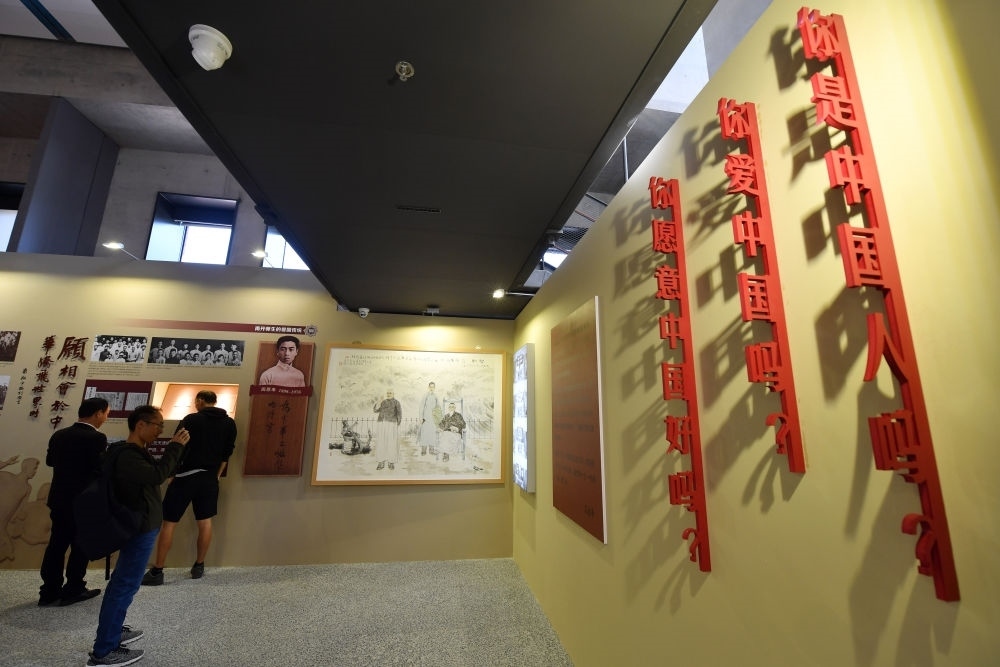 在南開大學(xué)海冰樓內(nèi)，墻上掛著“愛(ài)國(guó)三問(wèn)”（2019年10月14日攝）。新華社記者 李然 攝