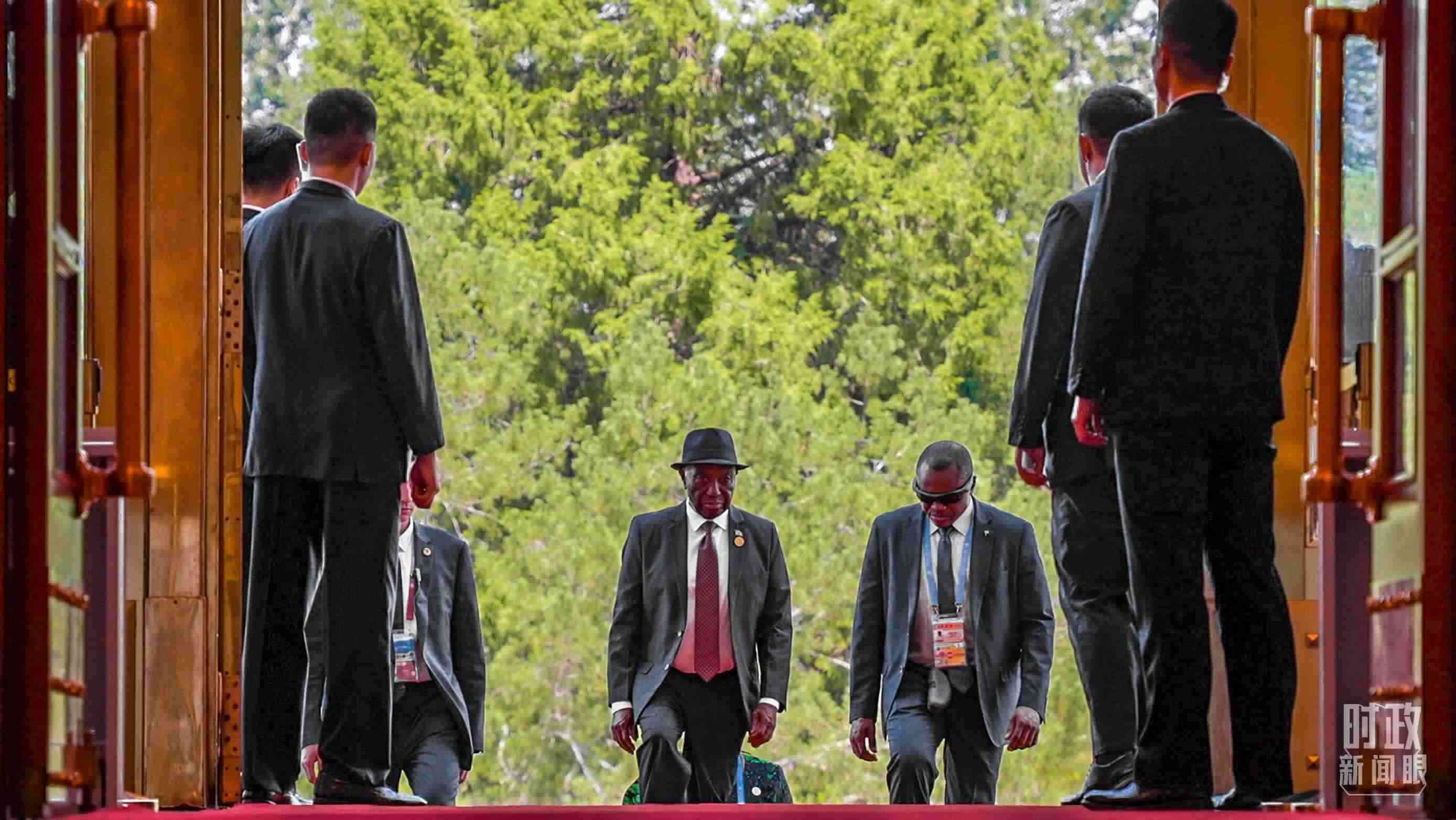 利比里亞總統(tǒng)博阿凱步入人民大會堂。（總臺央視記者蔣碩拍攝）