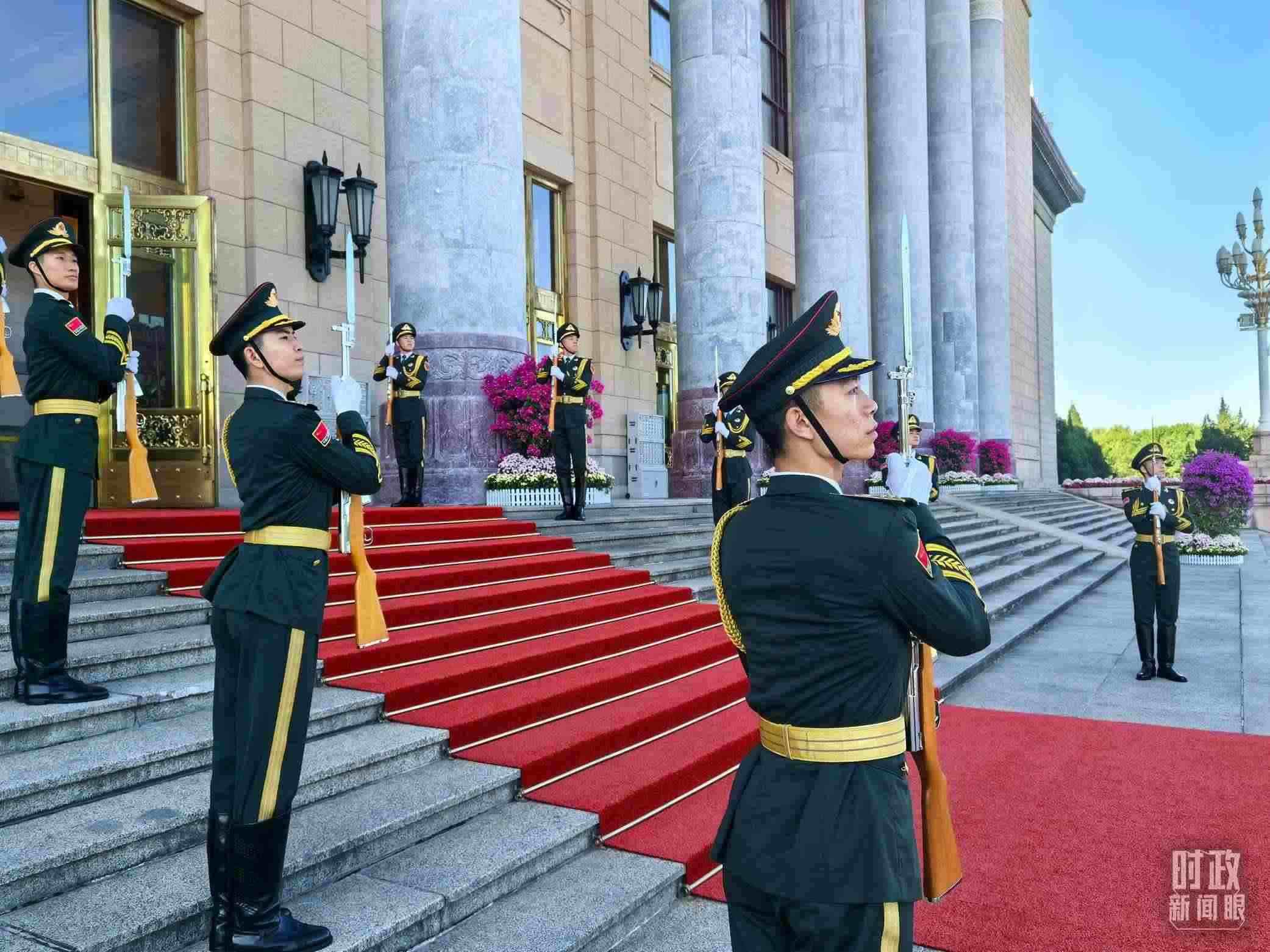 禮兵列隊(duì)迎接外賓。（總臺央視記者鐘銳拍攝）