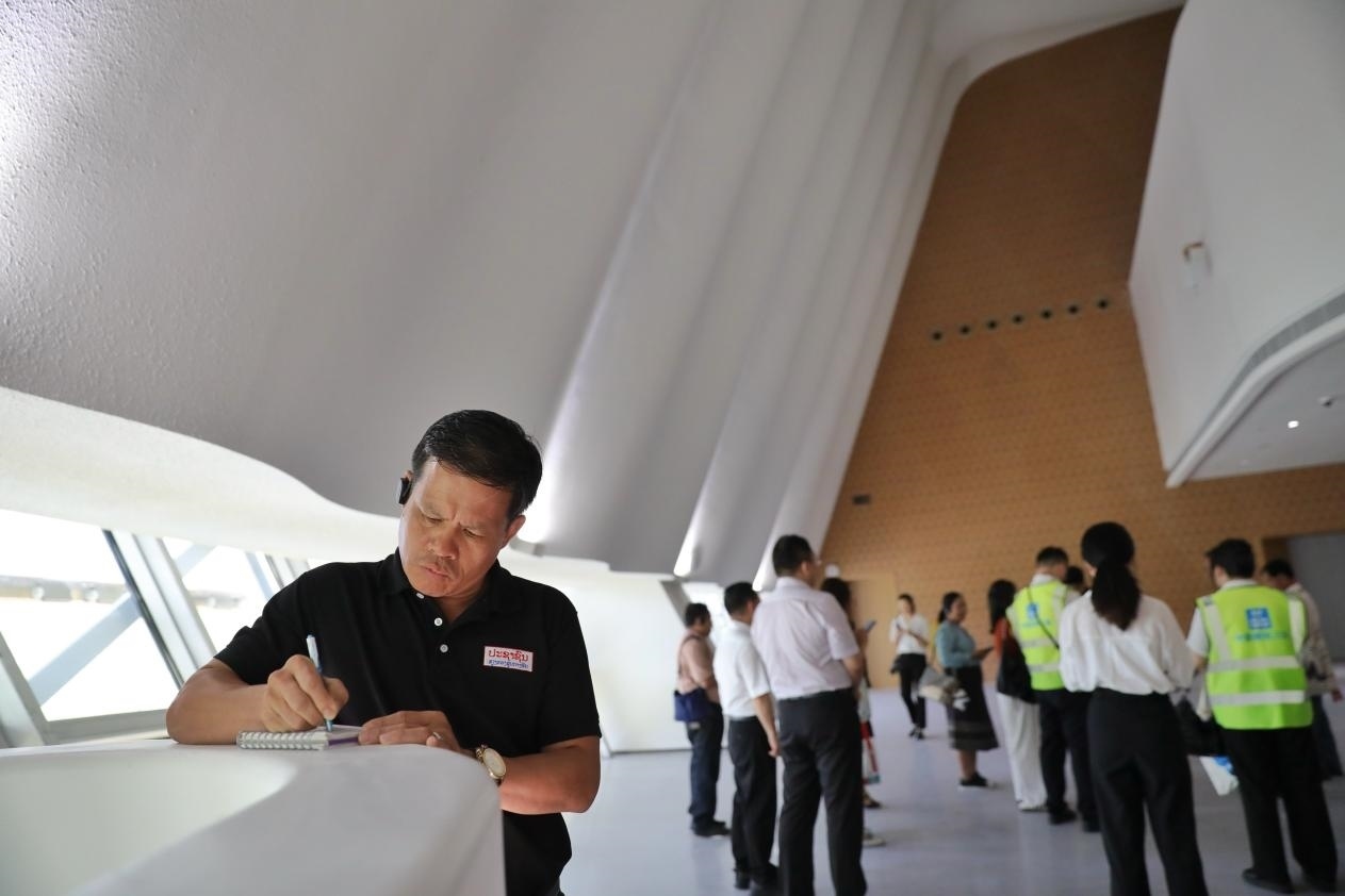 亞洲媒體考察團參觀綜合劇場外墻?！吨袊?jīng)濟周刊》記者 肖翊攝