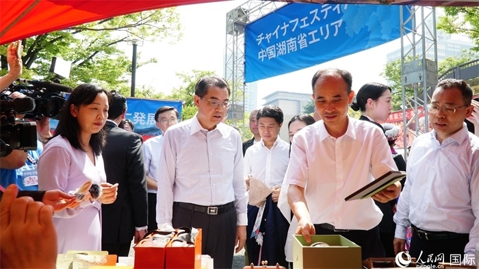 湖南展位工作人員向中國駐日本大使吳江浩介紹特色文創(chuàng)產(chǎn)品。人民網(wǎng) 蔣曉辰攝