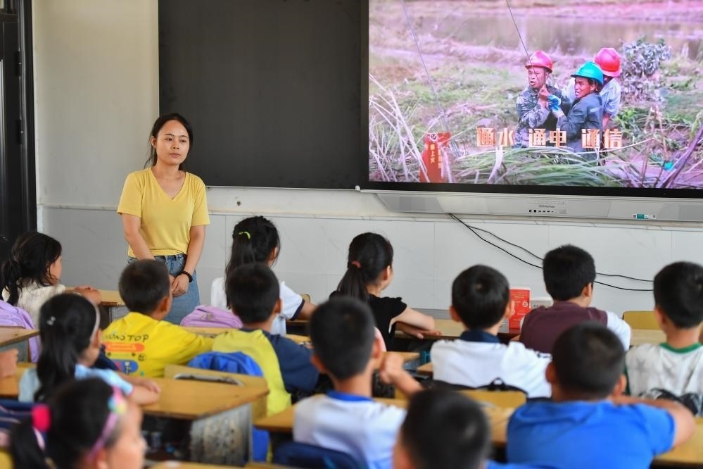 今年夏天，湖南華容縣等地遭受洪澇災(zāi)害。9月，華容縣一所學(xué)校，老師通過(guò)講述防災(zāi)救災(zāi)故事，引導(dǎo)孩子們知情、共情，汲取成長(zhǎng)的力量。