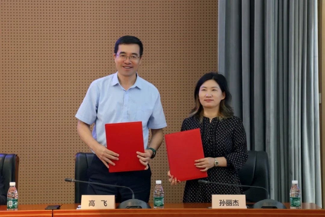 外交學(xué)院副院長(zhǎng)高飛與中國(guó)國(guó)際科學(xué)技術(shù)合作協(xié)會(huì)執(zhí)行副會(huì)長(zhǎng)兼秘書長(zhǎng)孫麗杰簽署戰(zhàn)略合作備忘錄并啟動(dòng)科技外交官搖籃計(jì)劃。主辦方供圖