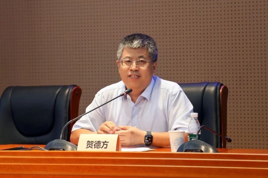 國(guó)務(wù)院參事、科技部原副秘書長(zhǎng)、中國(guó)科技評(píng)估與成果管理研究會(huì)理事長(zhǎng)賀德方致辭。主辦方供圖