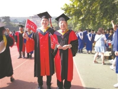 圖為李德仁（右）和學(xué)生肖雄武的合影。 肖雄武供圖