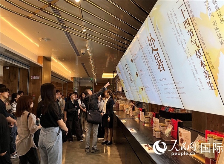 2. 日中友好協會青年代表團一行學習24節(jié)氣養(yǎng)生知識。（人民網記者陳思 攝）