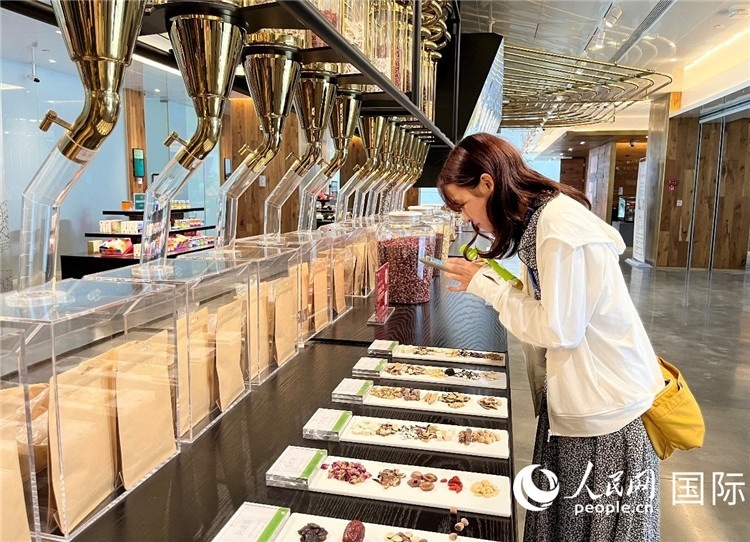 4. 代表團團員對新中式茶飲的食材充滿興趣。（人民網記者陳思 攝）