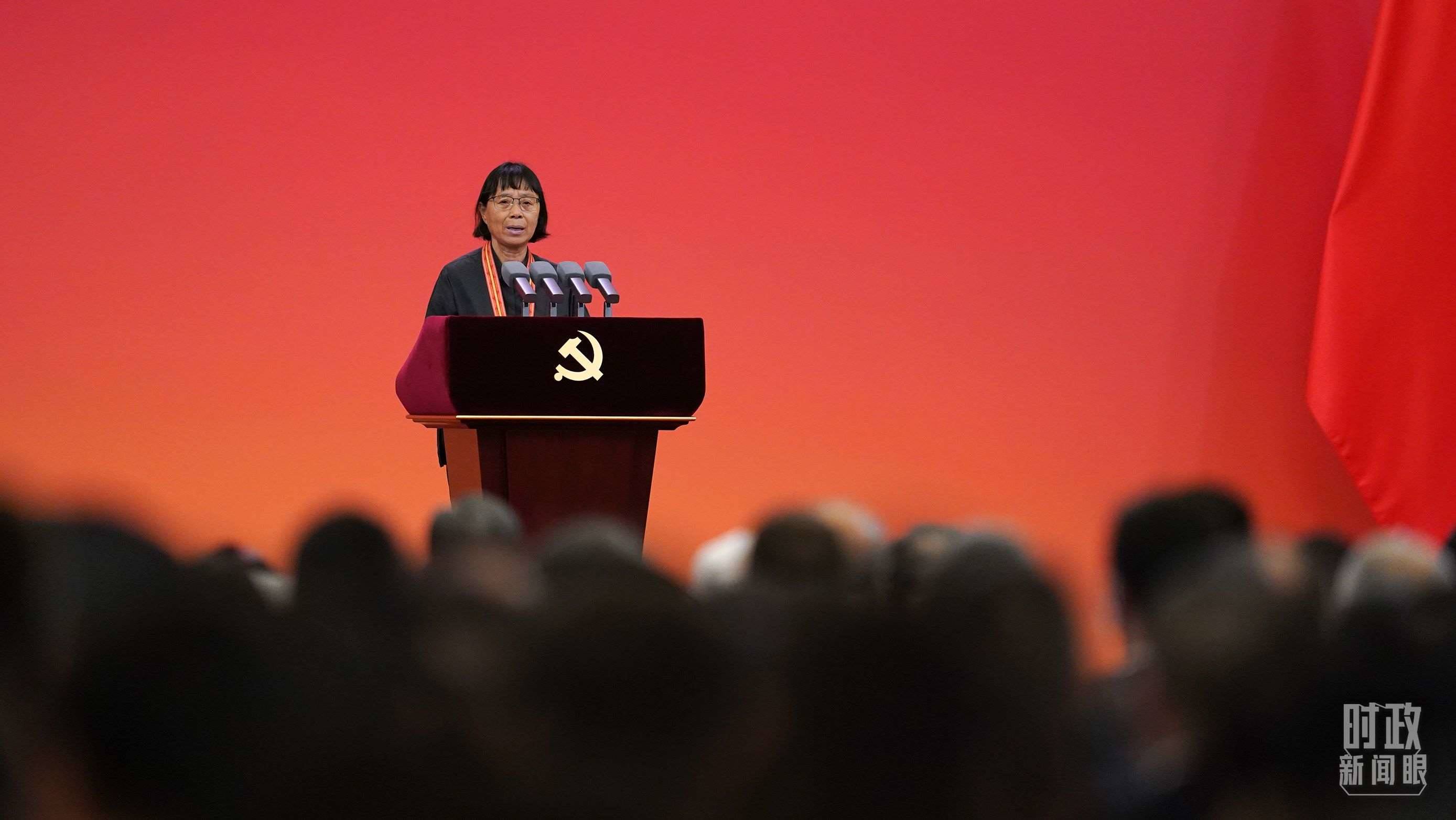  △2021年6月，幫助數(shù)千名貧困山區(qū)女孩圓夢(mèng)大學(xué)的人民教師張桂梅，代表“七一勛章”獲得者發(fā)言。（總臺(tái)國(guó)廣記者李晉拍攝）