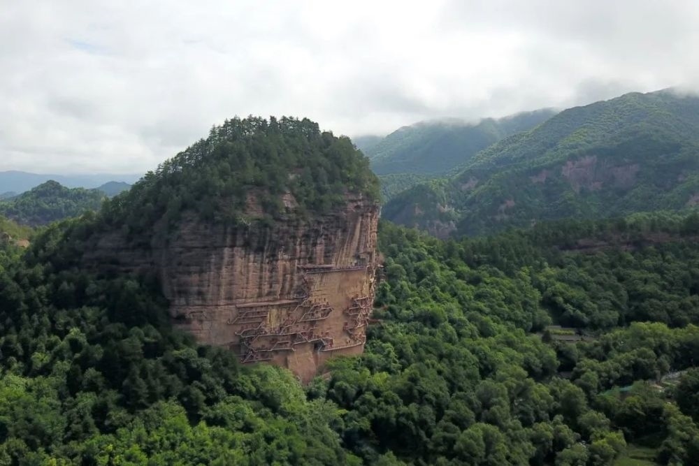 麥積山石窟全景。新華社記者 范培珅 攝