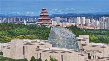 △寶雞青銅器博物院建筑外形運用高臺門闕、青銅厚土的建筑語言，氣勢恢宏，厚重威嚴。（總臺央視記者范凱拍攝）