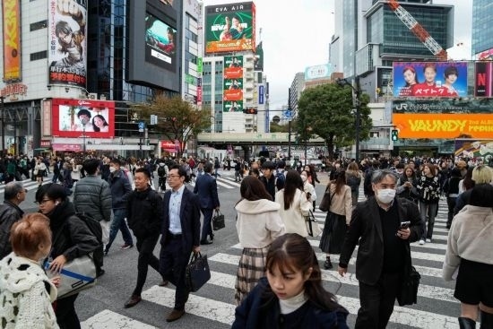 2023年11月15日，人們走過日本東京澀谷車站前的十字路口。新華社記者張笑宇攝