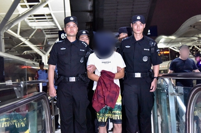 一名潛逃柬埔寨的犯罪嫌疑人被押解回國。公安部供圖