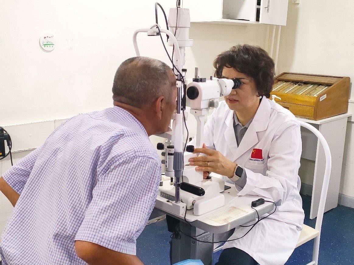 中方醫(yī)生為當?shù)鼗颊哌M行術前檢查 健康快車光明行項目供圖