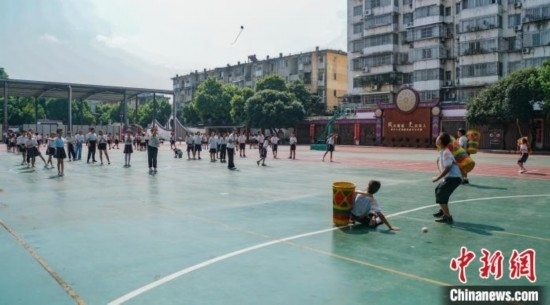 翠竹小學的學生在進行拋繡球運動。歐惠蘭 攝