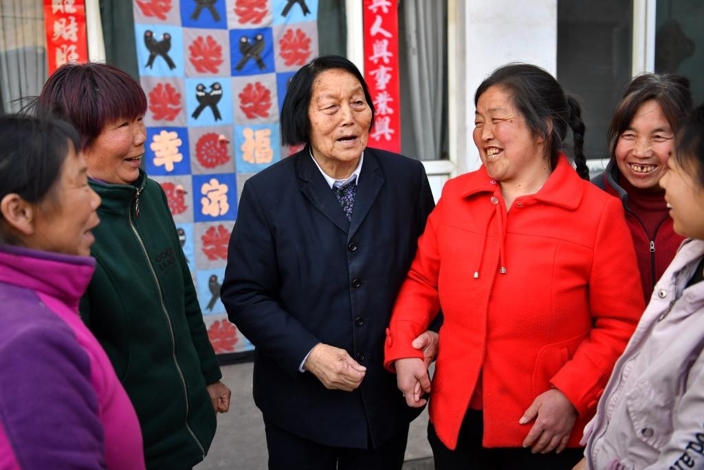 2019年3月23日，申紀(jì)蘭（左三）在山西省平順縣西溝村與村民分享全國兩會精神。新華社記者 曹陽 攝