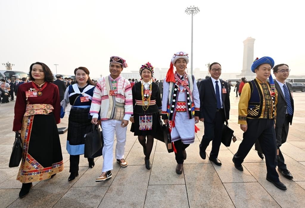 2023年3月5日，第十四屆全國人民代表大會第一次會議在北京人民大會堂開幕。這是全國人大代表走向會場。新華社記者 陳益宸 攝