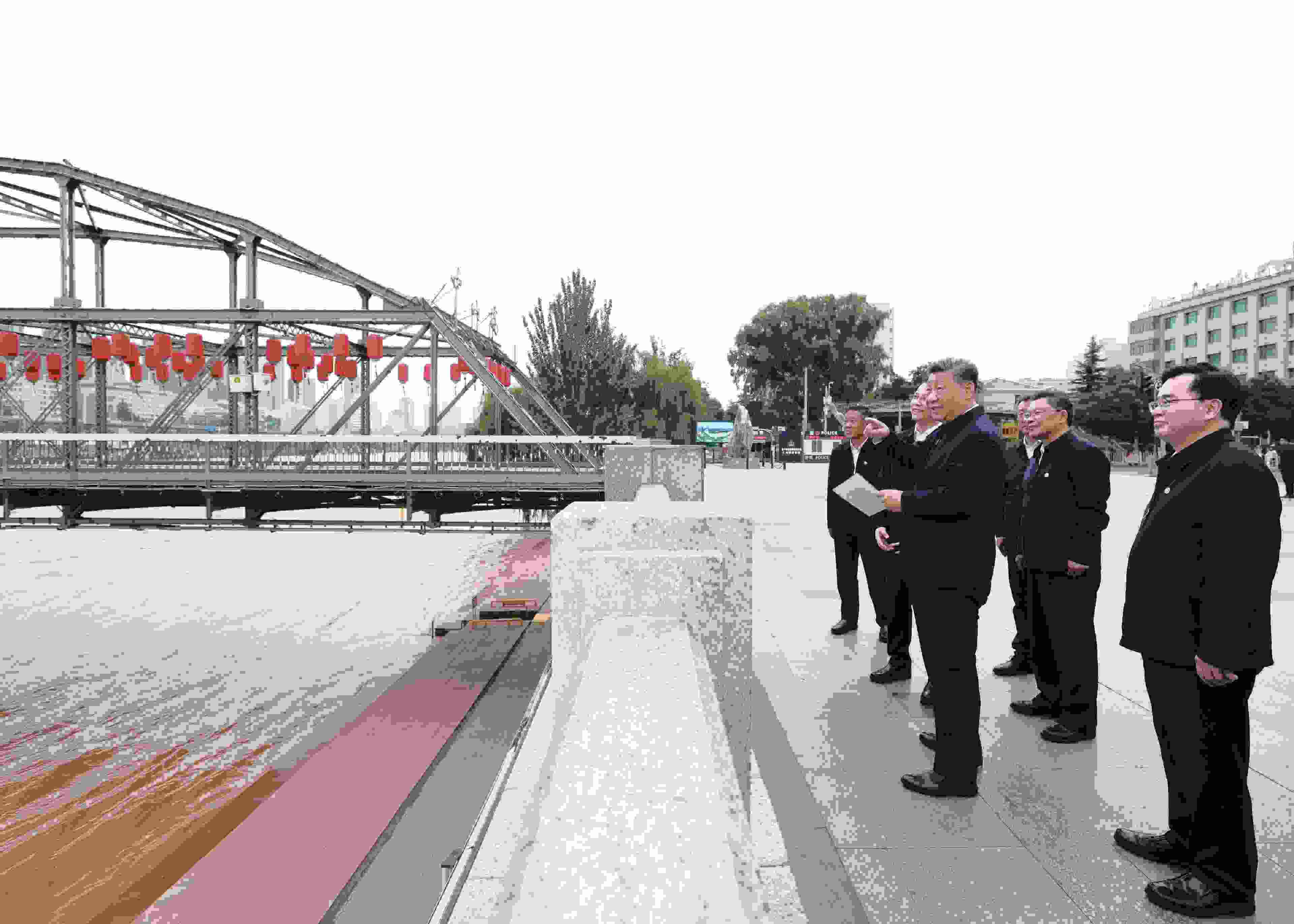 △ 2024年9月11日，習(xí)近平總書(shū)記來(lái)到甘肅省蘭州市黃河蘭州中山橋段，了解當(dāng)?shù)赝苿?dòng)黃河流域生態(tài)保護(hù)情況。