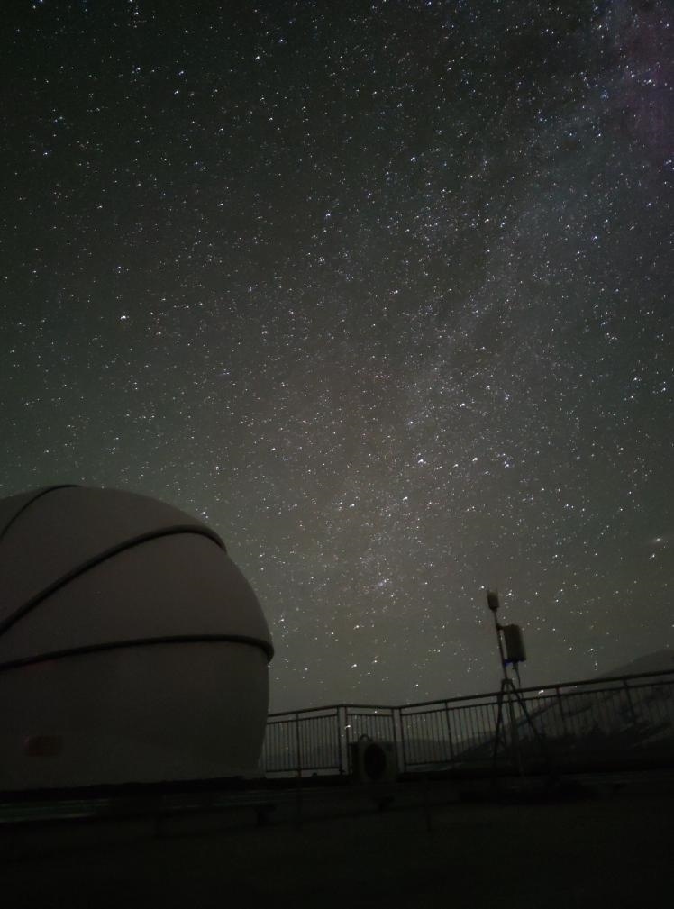 星空下的塔縣星地激光通信地面站。（中國科學(xué)院空天信息創(chuàng)新研究院供圖）