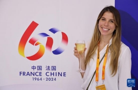 9月12日，工作人員在服貿(mào)會(huì)法國(guó)國(guó)家館展示香檳酒。新華社記者 戚曉毅 攝