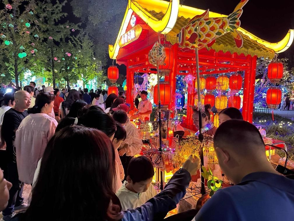 市民游客在2024年北京中秋國慶彩燈游園會上選購特色文創(chuàng)商品。新華社記者楊淑君 攝