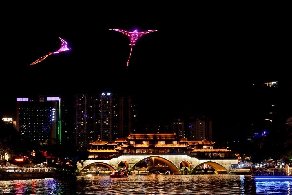 成都“夜游錦江”低空飛行裝置與游船伴飛。（唐斌治 攝）