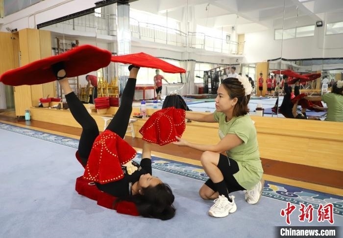 9月13日，來自老撾的紅姆(右)指導(dǎo)學(xué)員雜技動(dòng)作。 馬天龍 攝