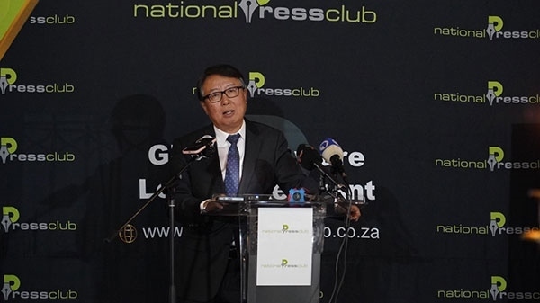 駐南非大使吳鵬出席中國駐南非使館同南國家新聞俱樂部聯(lián)合舉辦的中非合作論壇峰會成果宣介會并發(fā)表主旨講話。人民網(wǎng) 劉暢攝