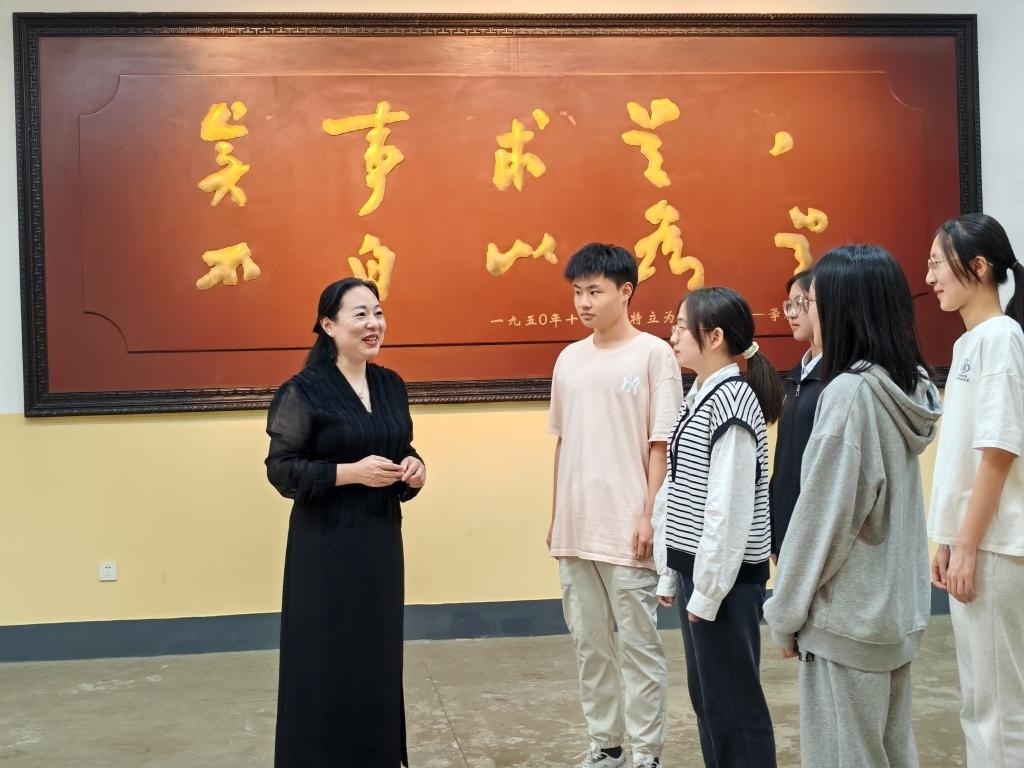 湖南第一師范學(xué)院思政課教師正在為學(xué)生講述紅色校史。（受訪者供圖）