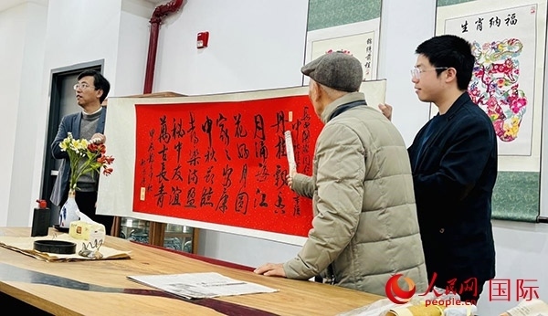 旅秘書法家向現(xiàn)場觀眾展示書法作品。人民網(wǎng)記者 宋亦然攝