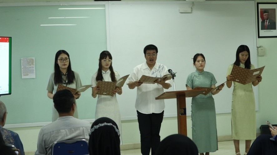 阿拉扎大學(xué)孔子學(xué)院志愿者教師表演詩朗誦?；顒又鬓k方供圖