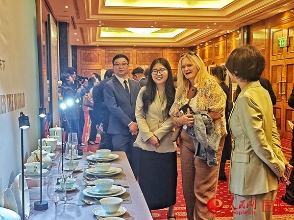 英國(guó)觀眾參觀“景德鎮(zhèn)制”區(qū)域品牌新品。人民網(wǎng)記者 邢雪攝