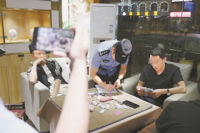 9月7日，云南省昆明市公安機(jī)關(guān)對棋牌室開展檢查。