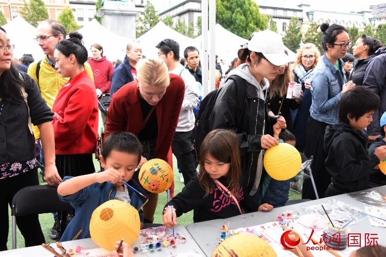 小朋友參加燈籠繪畫體驗。人民網(wǎng)記者 殷淼攝