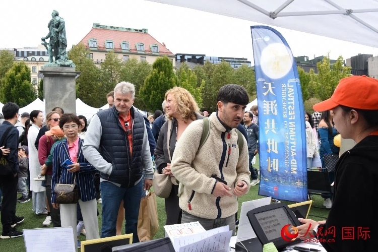 排隊等候品嘗中國美食的游客。人民網(wǎng)記者 殷淼攝