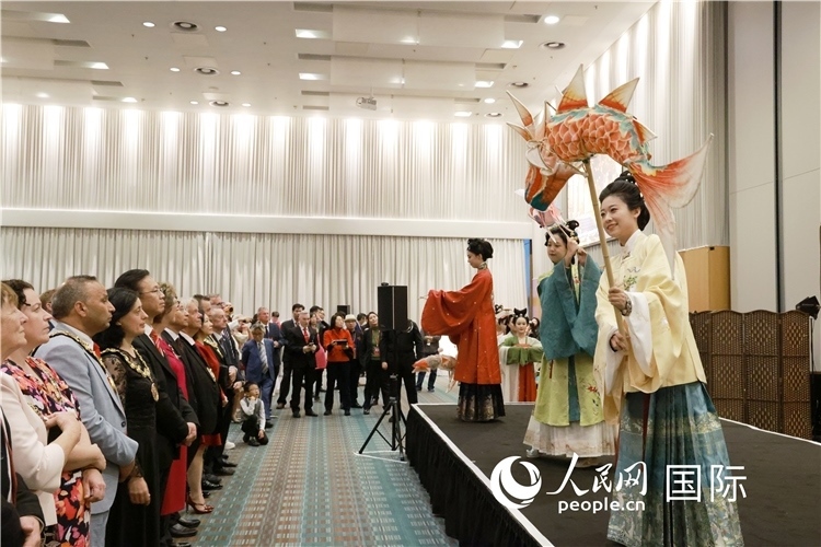 2、留學生表演了漢服展示《絲路霓裳》。邢雪攝