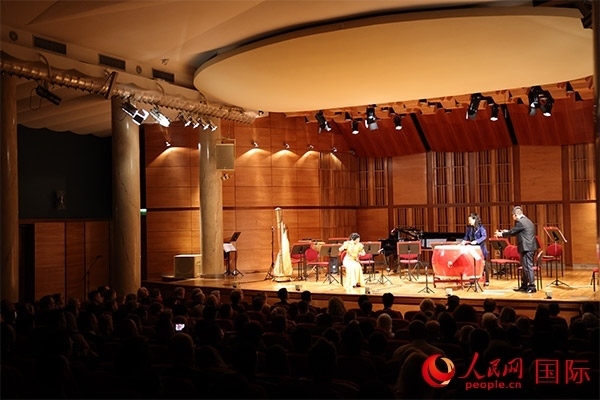 中國歌劇舞劇院的音樂家表演京劇曲牌《夜深沉》。人民網記者 禹麗敏攝