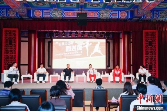 吳愉、王德新、沈?qū)W軍、江海東、朱曉蕾與在座同學(xué)們分享個人的體育故事與成長感悟。上海市港澳辦供圖