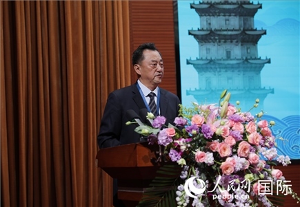 北京語(yǔ)言大學(xué)黨委書記倪海東在“走進(jìn)中華文明——海絲印記 世遺泉州”主題人文交流活動(dòng)中致辭。人民網(wǎng) 王婧攝