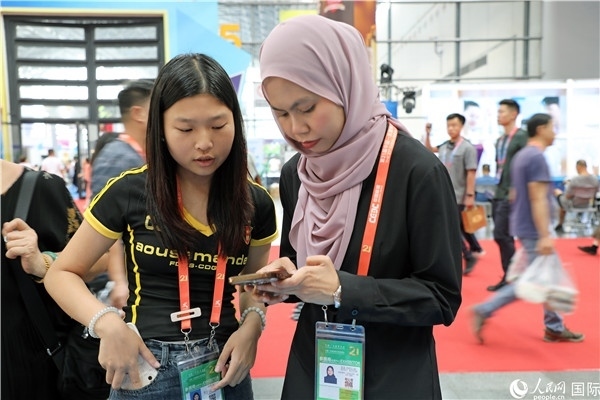 東博會(huì)現(xiàn)場(chǎng)，馬來(lái)西亞展商在同中方工作人員交談。人民網(wǎng)記者 趙益普攝