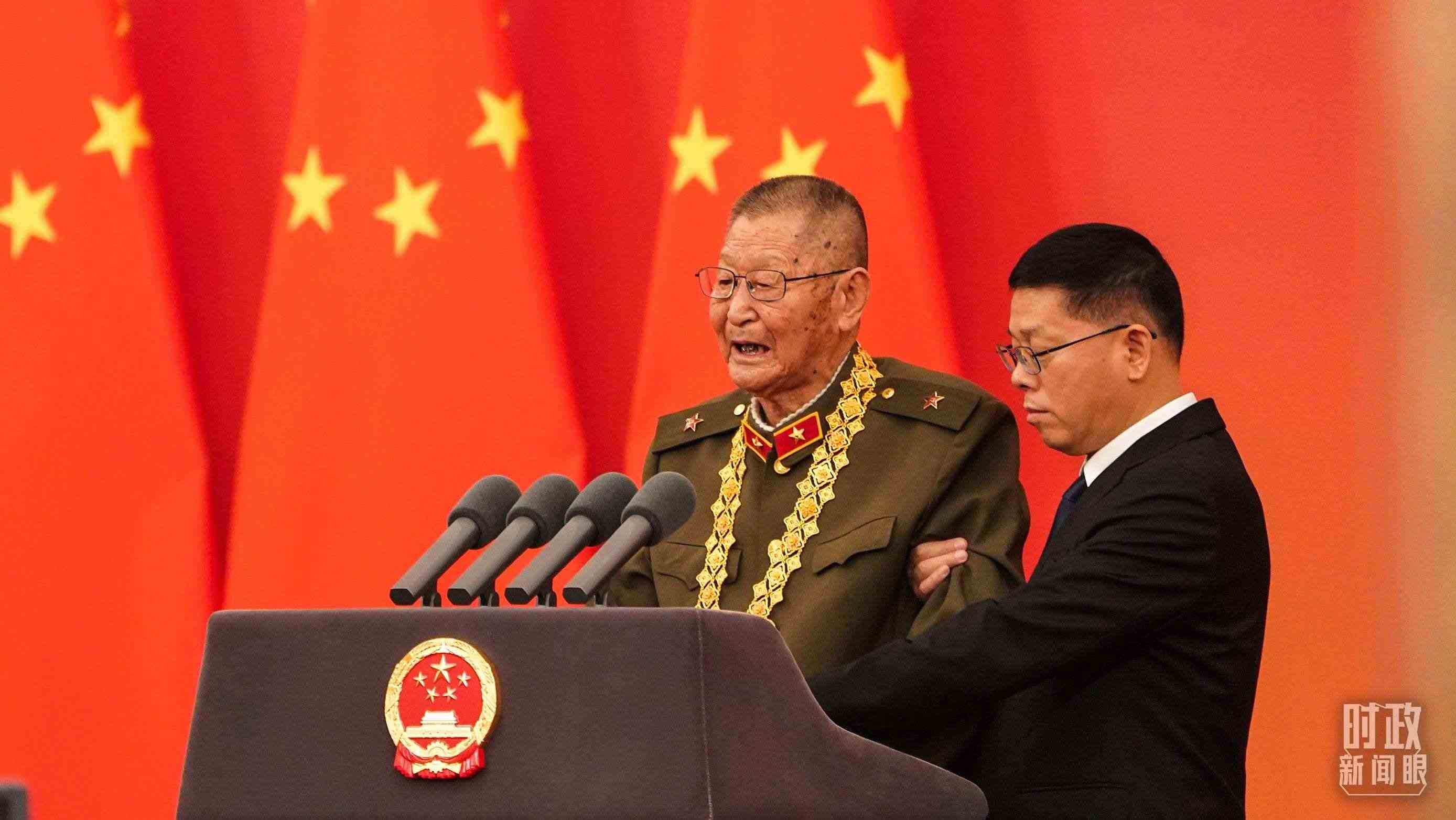 “共和國勛章”獲得者黃宗德在頒授儀式上發(fā)言。（總臺記者李晉拍攝）