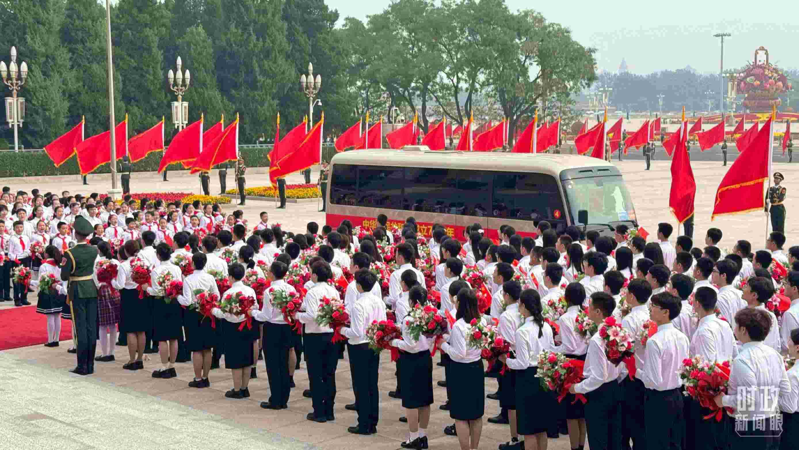 2024年9月29日，人民大會堂外，少先隊員列隊迎接英雄模范。（總臺央視記者蔣碩拍攝）