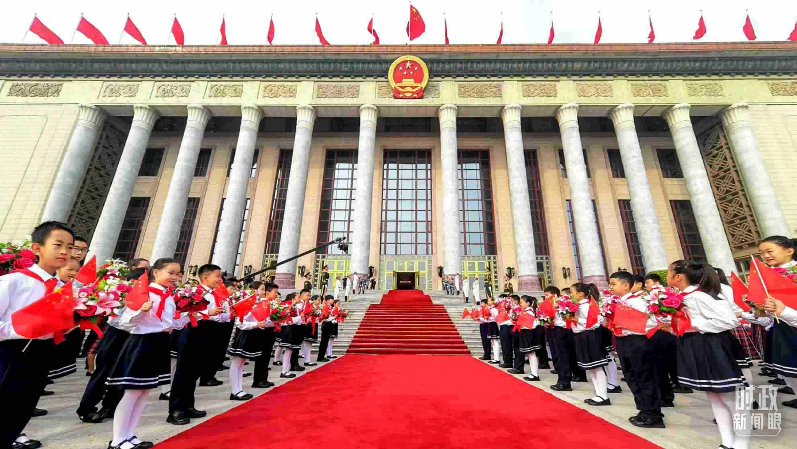 9月29日，人民大會堂外紅毯鋪就，迎接英雄模范。（總臺央視記者劉琦拍攝）